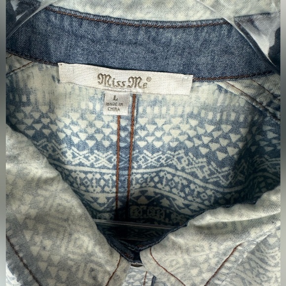 Miss Me Long Sleeve Denim Button Up. Women's Size Large. Blue. Light wash. Aztec - Picture 5 of 10